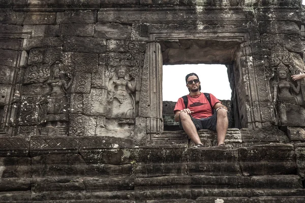 Человек Перед Древними Руинами Ангкор Ват Сием Рип Камбоджа — стоковое фото