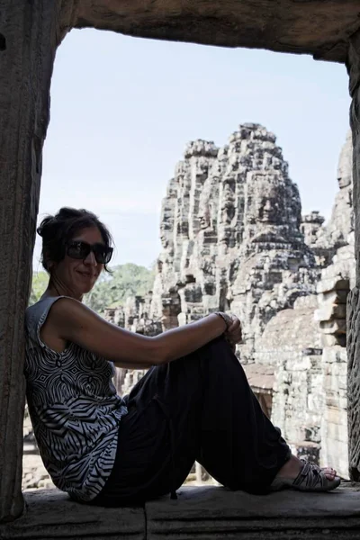 Mulher Olhando Para Ruínas Antigas Angkor Wat Siem Reap Camboja — Fotografia de Stock