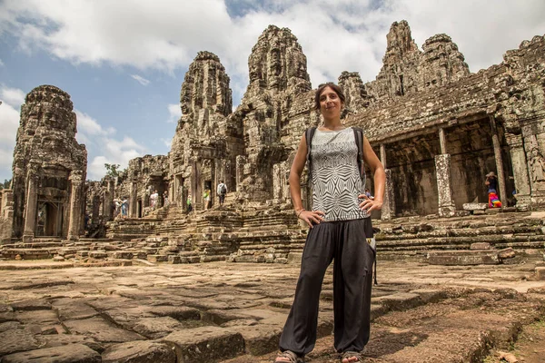 Женщина Смотрит Древние Руины Ангкор Ват Сием Рип Камбоджа — стоковое фото