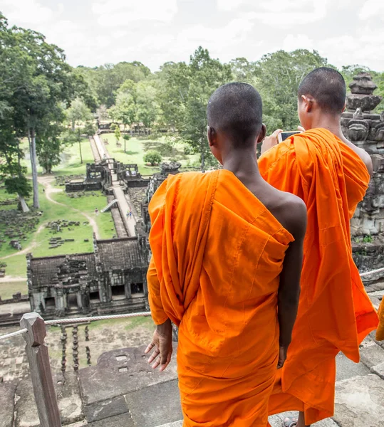 Angkor Wat Siem Reap Αύγουστος 2018 Βουδιστές Μοναχοί Ένα Ναό — Φωτογραφία Αρχείου