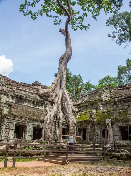 Γυναίκα Στα Αρχαία Ερείπια Του Angkor Wat Siem Reap Καμπότζη — Φωτογραφία Αρχείου