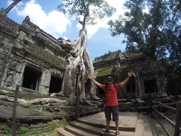 Turista Masculino Templo Angkor Wat Siem Reap Camboja — Fotografia de Stock