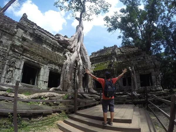 Мужчина Турист Храме Ангкор Ват Сием Рип Камбоджа — стоковое фото