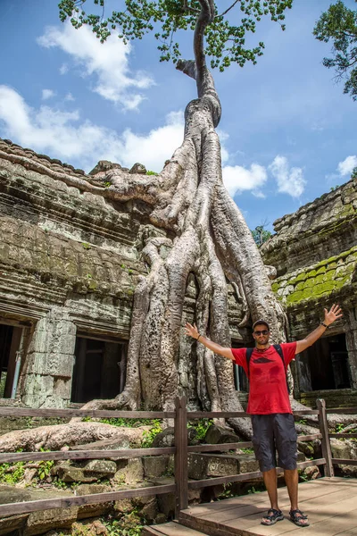 Turista Masculino Templo Angkor Wat Siem Reap Camboja — Fotografia de Stock