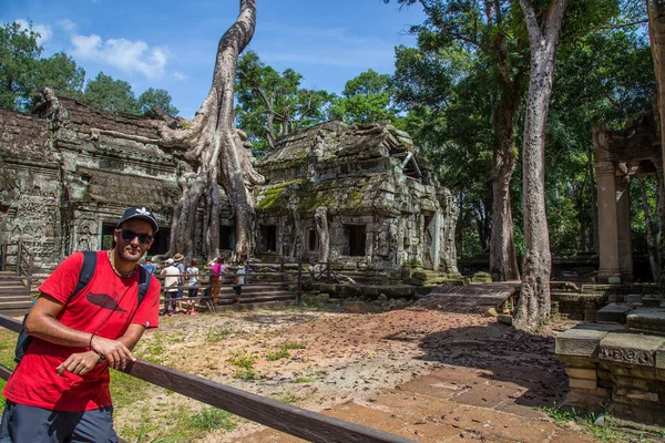 Turista Masculino Templo Angkor Wat Siem Reap Camboja — Fotografia de Stock