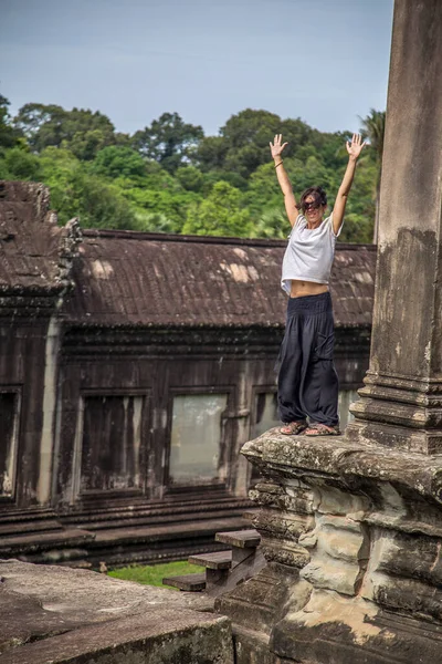 Jovem Mulher Perto Das Ruínas Dos Templos Budistas Antigos Angkor — Fotografia de Stock