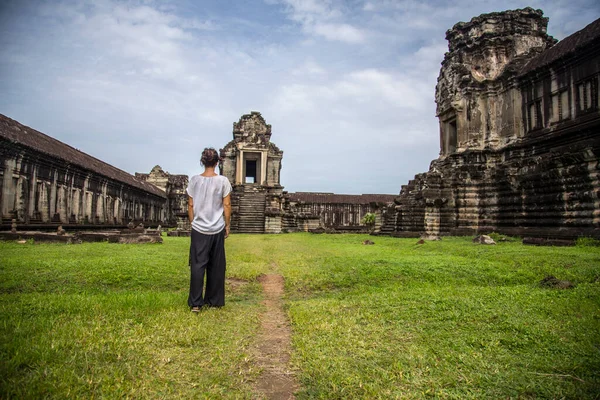 Jovem Mulher Perto Das Ruínas Dos Templos Budistas Antigos Angkor — Fotografia de Stock