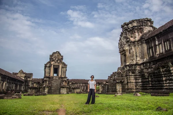 Jovem Mulher Perto Das Ruínas Dos Templos Budistas Antigos Angkor — Fotografia de Stock