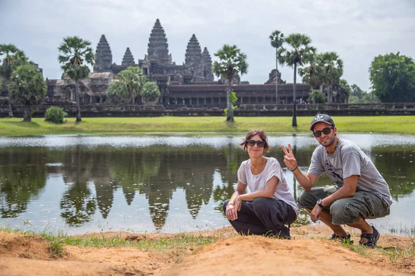 Casal Feliz Contra Ruínas Antigas Angkor Wat Siem Reap Camboja — Fotografia de Stock