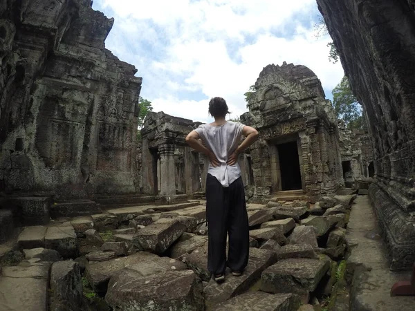 Jovem Mulher Perto Das Ruínas Dos Templos Budistas Antigos Angkor — Fotografia de Stock