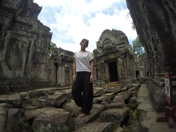 Jovem Mulher Perto Das Ruínas Dos Templos Budistas Antigos Angkor — Fotografia de Stock