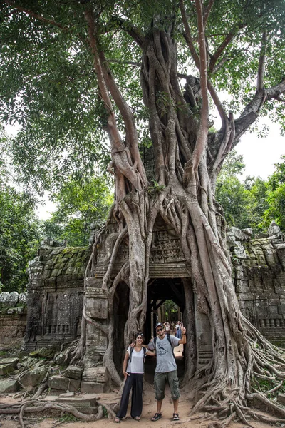 Ζευγάρι Στην Είσοδο Του Ναού Prohm Angkor Wat Siem Θερίσει — Φωτογραφία Αρχείου