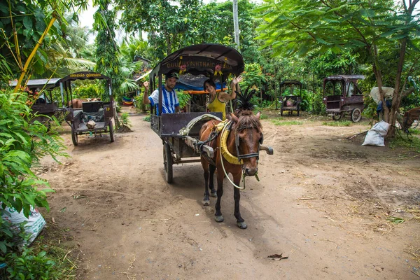 Can Tho Vietnã Agosto 2017 Casal Montado Cavalo Sua Carruagem — Fotografia de Stock
