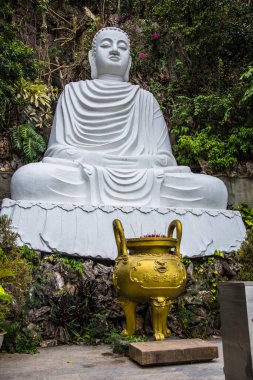 Da Nang, Vietnam - Ağustos 2017 Da Nang 'ın Mermer Dağları içinde kahverengi bir Buda heykeli