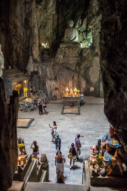 Da Nang, Vietnam - Ağustos 2017: Da Nang 'ın iç mermer dağları ziyaretçilerle dolu