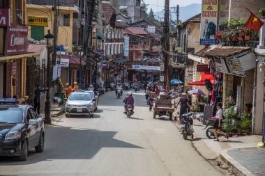 Sa Pa, Vietnam - Ağustos 2017: Şehir ve trafiği Sa Pa dağlarına ulaşmadan önce