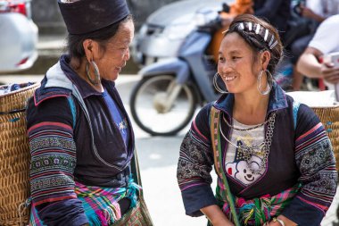 Sa Pa, Vietnam - Ağustos 2017: Sepetleri yükledikten sonra dinlenen bir grup yerli kadın