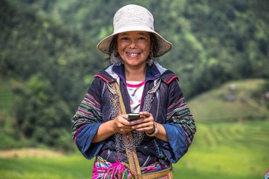 Sa Pa, Vietnam - Ağustos 2017: Sa Pa tarlalarında Dao kabilesinden genç bir kadının portresi