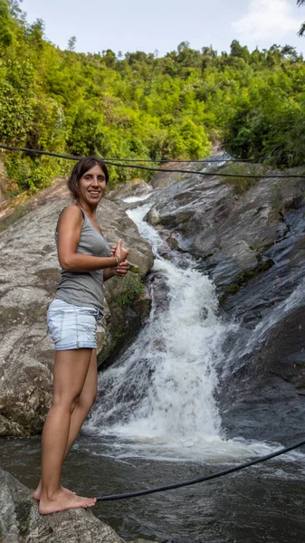 Jeune Femme Regardant Cascade — Photo