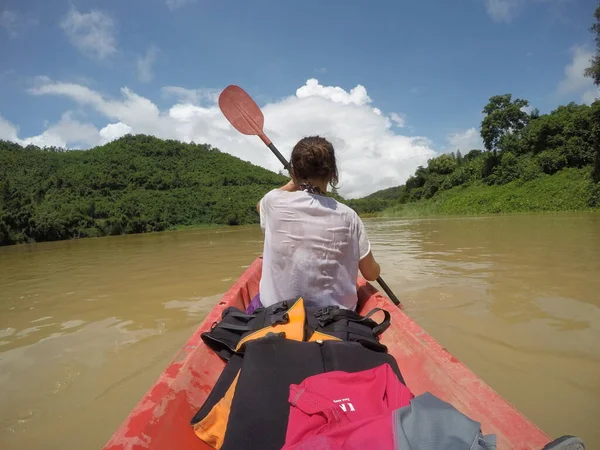 Une Femme Fait Kayak Dans Rivière Vue Derrière — Photo