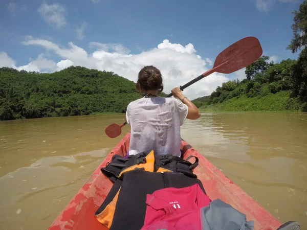 Une Femme Fait Kayak Dans Rivière Vue Derrière — Photo