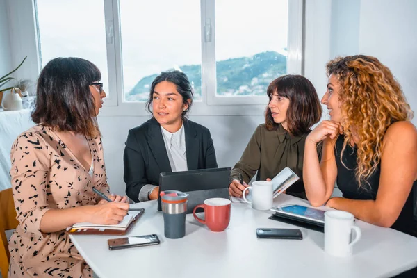 Quattro Colleghe Che Comunicano Carica — Foto Stock