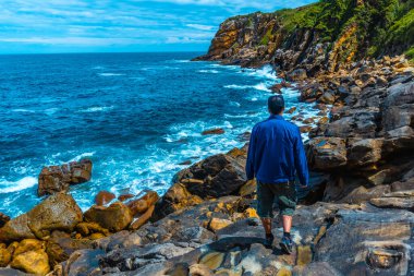 Denize bakan kaygısız adam. 