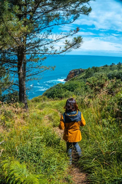 Mulher Caminhando Para Mar — Fotografia de Stock