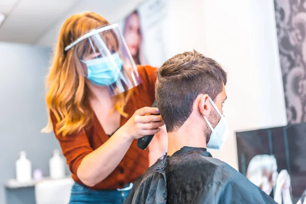 Apertura Peluquerías Después Pandemia Coronavirus Covid Medidas Seguridad Mascarilla Facial —  Fotos de Stock