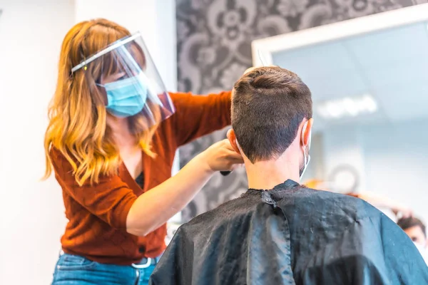 Apertura Peluquerías Después Pandemia Coronavirus Covid Medidas Seguridad Mascarilla Facial —  Fotos de Stock