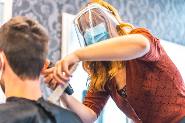 Apertura Peluquerías Después Pandemia Coronavirus Covid Medidas Seguridad Mascarilla Facial —  Fotos de Stock