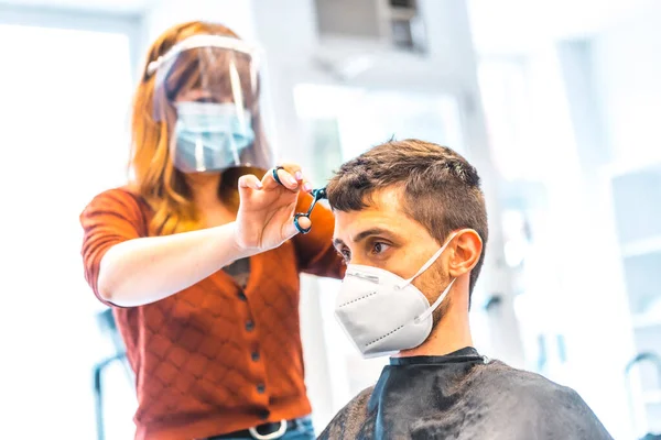 Apertura Peluquerías Después Pandemia Coronavirus Covid Medidas Seguridad Mascarilla Facial —  Fotos de Stock