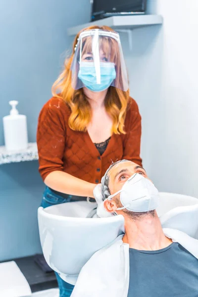 Ponowne Otwarcie Salonów Fryzjerskich Pandemii Koronawirusowej Fryzjer Maską Twarzy Ekranu — Zdjęcie stockowe