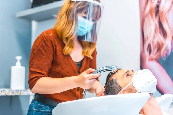 Reapertura Peluquerías Después Pandemia Del Coronavirus Peluquería Con Mascarilla Facial —  Fotos de Stock