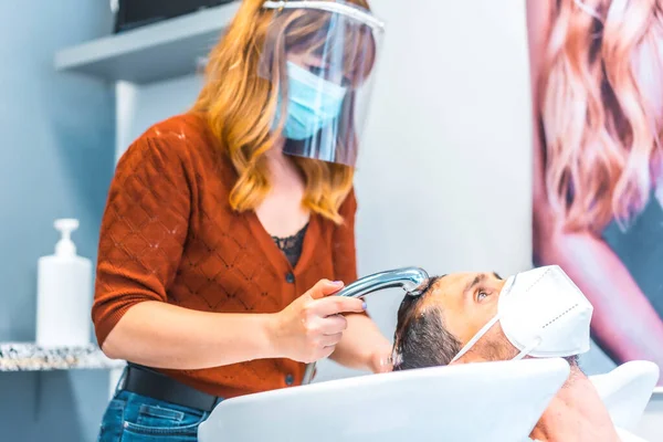 Coronavirus Salgınından Sonra Kuaför Salonlarının Yeniden Açılması Yüz Maskesi Koruyucu — Stok fotoğraf