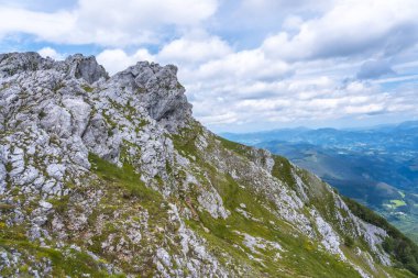 Aizkorri Dağı 1523 metre, Guipuzcoa 'nın en yüksek dağı. Bask Ülkesi. San Adrian 'a doğru git ve Oltza arazisinden geri dön. Zirvenin görüntüsü gelmek üzere.