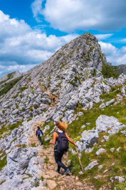 Aizkorri Dağı 1523 metre, Guipzcoa 'nın en yüksek dağı. Bask Ülkesi. San Adrin 'e doğru git ve Oltza arazisinden geri dön. Üç arkadaş dağın zirvesine ulaşıyor.