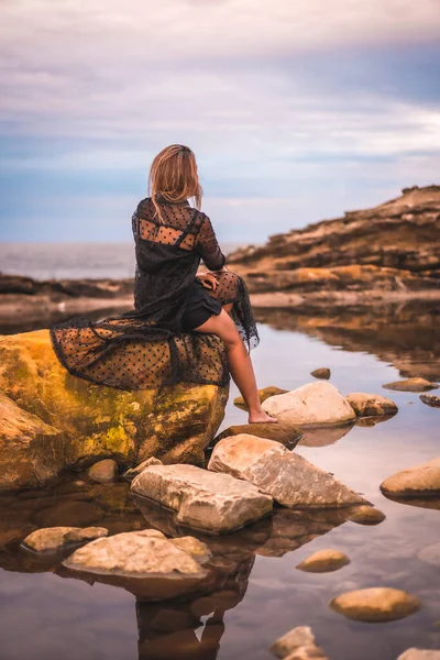 Zomer Levensstijl Met Een Jonge Brunette Kaukasische Vrouw Een Lange — Stockfoto