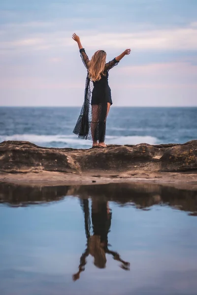 Estilo Vida Verano Con Una Joven Morena Mujer Caucásica Largo —  Fotos de Stock