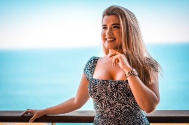 çekici genç kadın yatakta poz veriyor.