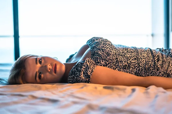 Çekici Genç Kadın Yatakta Poz Veriyor — Stok fotoğraf