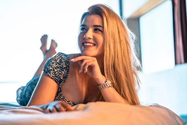 Atraente Jovem Mulher Posando Cama — Fotografia de Stock