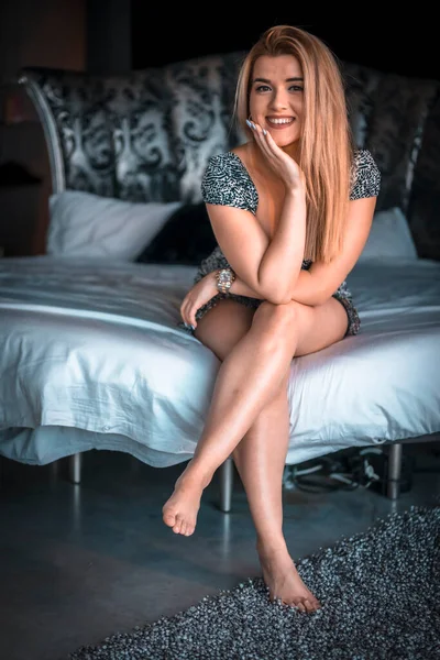 Attractive Young Woman Posing Bed — Stock Photo, Image
