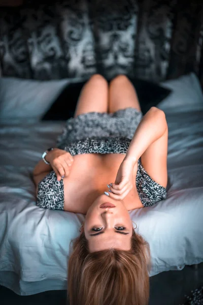 Aantrekkelijke Jonge Vrouw Poseren Bed — Stockfoto