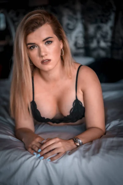 Attraktive Junge Frau Posiert Auf Dem Bett — Stockfoto