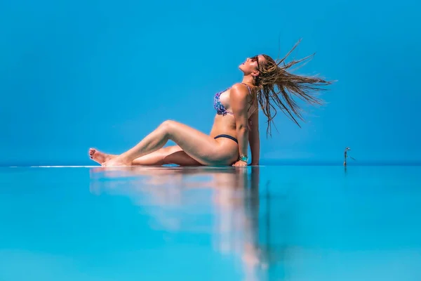 Mooie Jonge Vrouw Bikini Ontspannen Bij Zwembad — Stockfoto