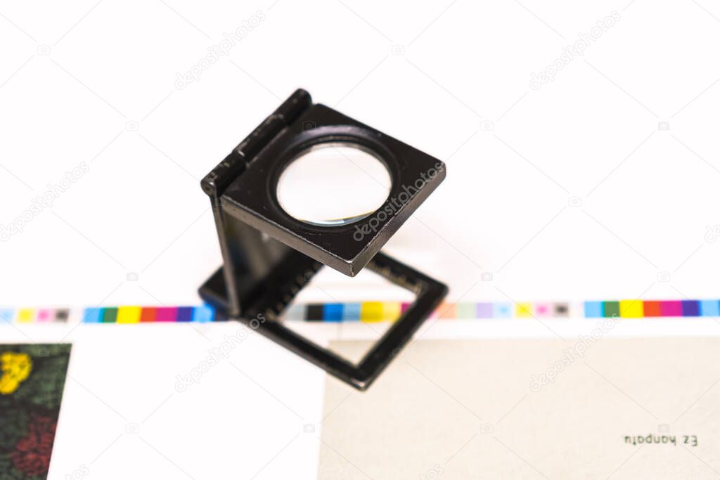 Sesión fotográfica en una prensa offset. Impresión en tinta con CMYK