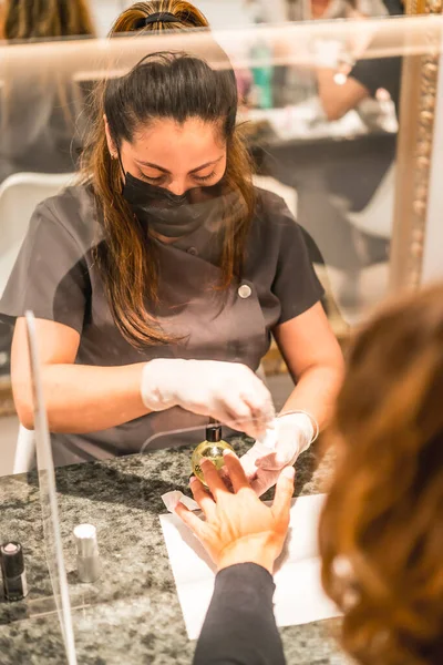 Salón Manicura Pedicura Coronavirus Covid Distancia Social Reapertura Debido Pandemia —  Fotos de Stock