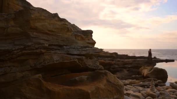 Deniz Kenarında Gün Batımında Şeffaflığı Olan Uzun Siyah Elbiseli Güzel — Stok video
