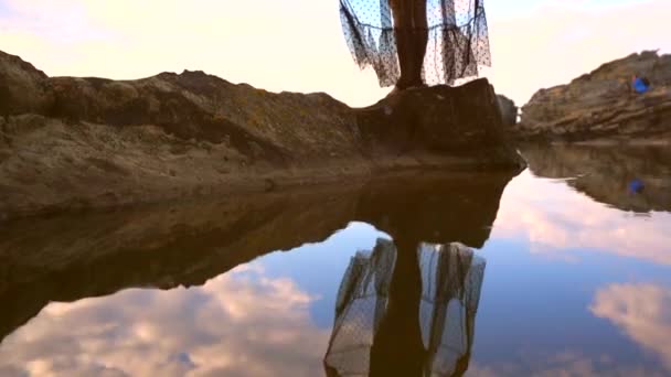 Verschieben Des Kleides Auf Einem Felsen Lebensstil Einer Jungen Hübschen — Stockvideo